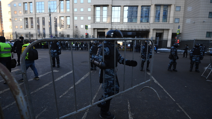 Для устроившего драку с ОМОНом запросили шесть лет колонии