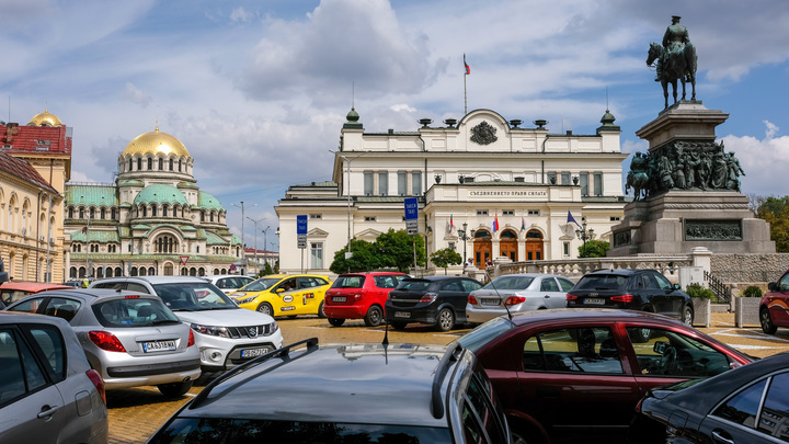 В парламенте Болгарии случилась драка из-за отправки Киеву списанных БТР