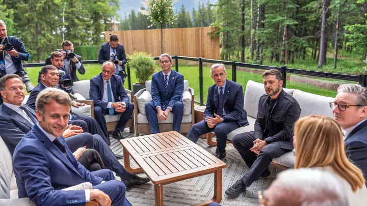 Что за песня про капибару играет в тик-токе Макрона с G7