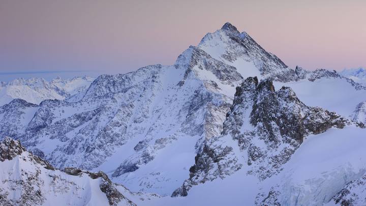Уютный пледик для… горы: Швейцария нашла оригинальный способ сохранять снег