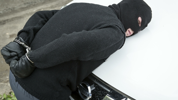 На Кубани грабители в масках напали на предпринимателя и забрали у него 500 тысяч рублей