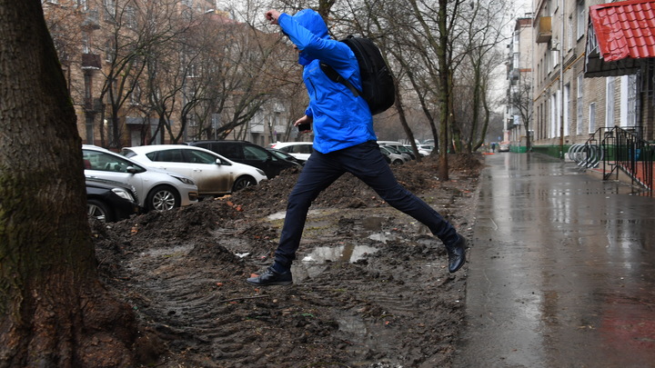 В Екатеринбурге на Широкой Речке жители самостоятельно засыпали щебнем разбитую дорогу