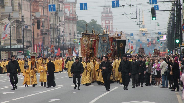 С молитвой о русских воинах: В Санкт-Петербурге прошёл масштабный крестный ход