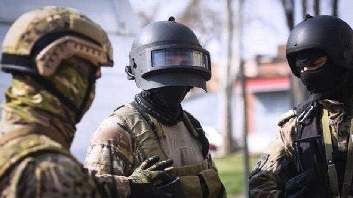 Силовики штурмуют захваченный вооруженным мужчиной в балаклаве дом в «Шервуде»