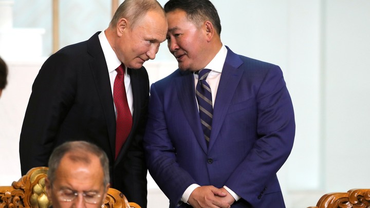 Довольный Путин, шаманы и ядерное оружие: Der Spiegel выдал фантастическую версию поездки президента в Монголию