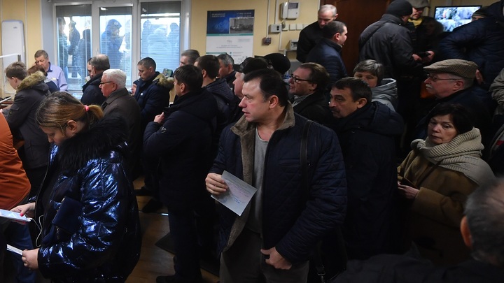 Новосибирцы застряли в многочасовой очереди в ГИБДД из-за технического сбоя