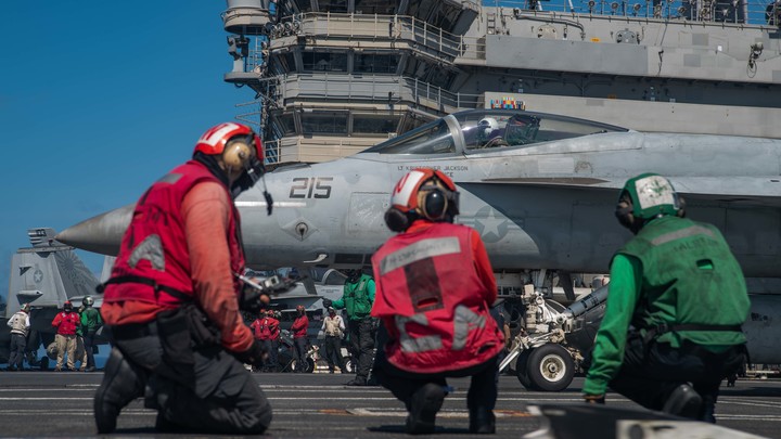 Очередная провокация? Русские корабли засекли эсминец США в Чёрном море