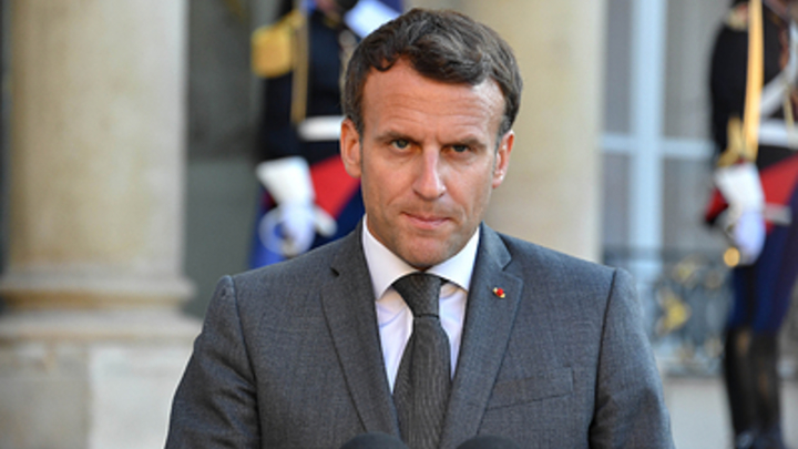 Макрон получил пощёчину во время встречи с народом - видео