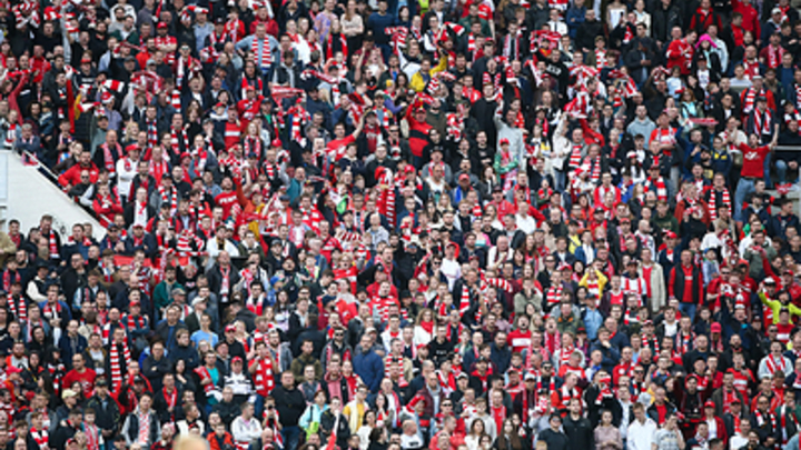 На концерте “Ленинграда” в Москве два зрителя упали с балкона - один погиб