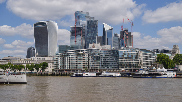 Британцам ограничили продажу воды в магазинах