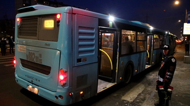 В Петербурге компания мигрантов выбила стекло двери, чтобы выйти из автобуса