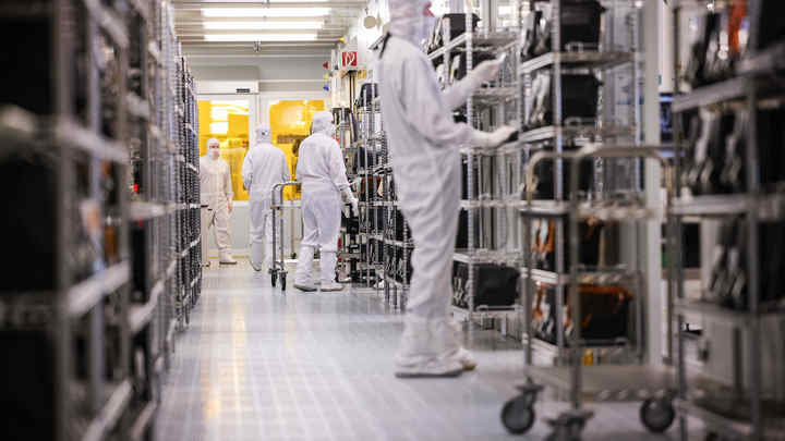 Айфонов не ждите. Крупнейший производитель микрочипов приостановил работу на Тайване