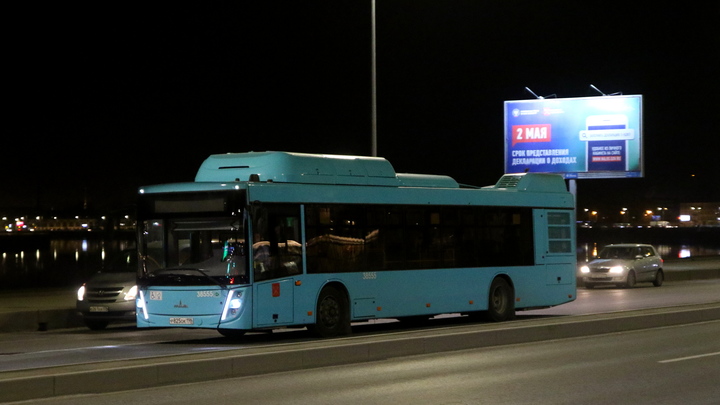 В Екатеринбурге водитель автобуса заставил понервничать пассажиров, нагло нарушив ПДД