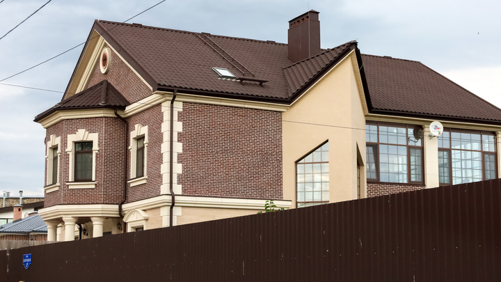 Коттедж с домом для охраны продают в Новосибирске за 58,5 миллиона рублей