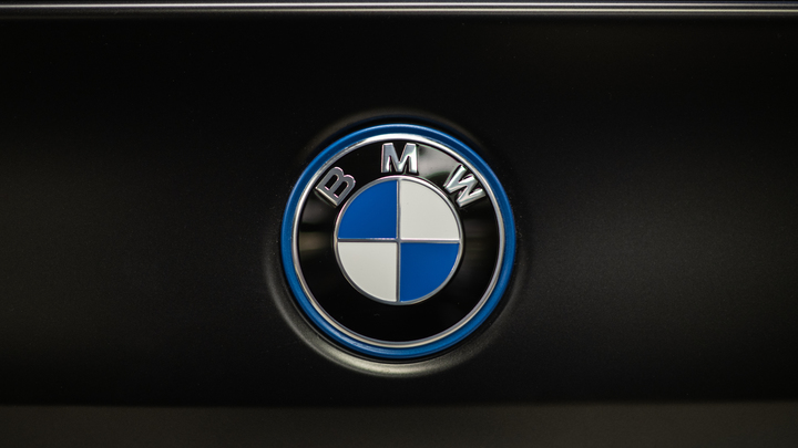 Mercedes-Benz и BMW начали блокировать автомобили, находящиеся в России