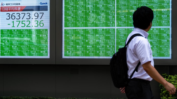 Грядёт мировой кризис? Японский индекс Nikkei показал крупнейшее падение за 37 лет