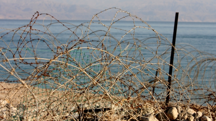В Донецк и Луганск - медикаменты и лекарства, а в Литву - колючую проволоку