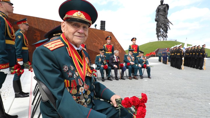 Что изображено на новой 100-рублевой купюре