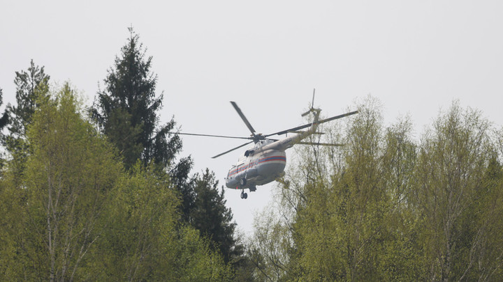 На борту - врач, два фельдшера и пилот. Вертолёт санавиации совершил жёсткую посадку в Кировской области