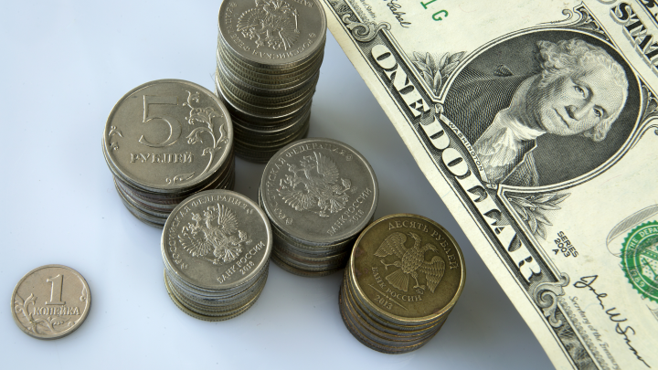 ВТБ обещает доллар по 98 рублей в 2026 году: обоснование