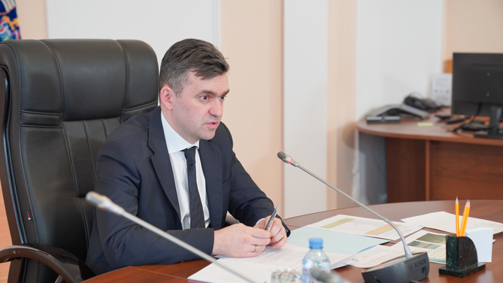 «С лопатой пойдете ямы заделывать»: глава Ивановской области отчитал мэра Вичуги за ремонт дорог