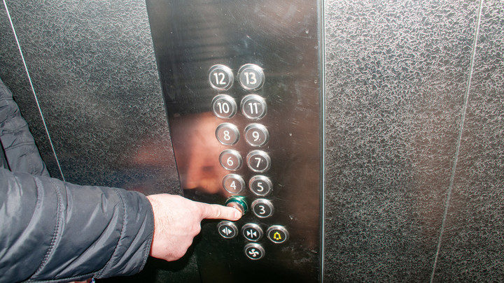 Лифт с 15 людьми рухнул в жилом доме в Петербурге: Есть пострадавшие