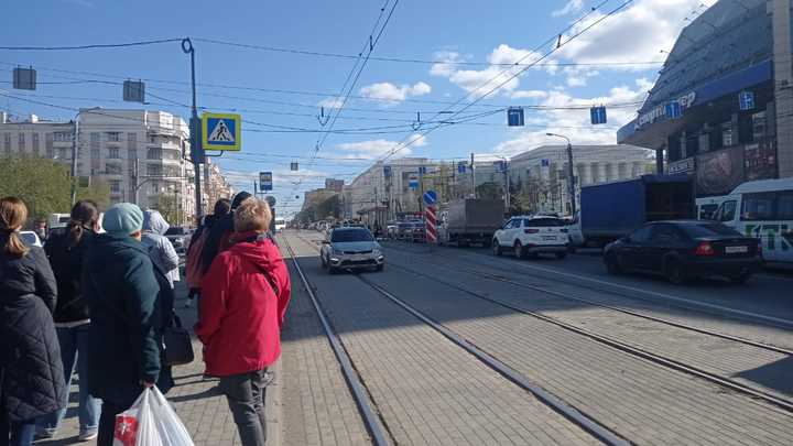 В центре Челябинска водители объезжали пробку сквозь трамвайную остановку с пассажирами