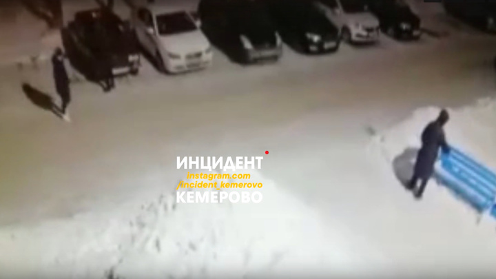 В Кемерове шайка хулиганов ходит по дворам и портит машины и лавочки