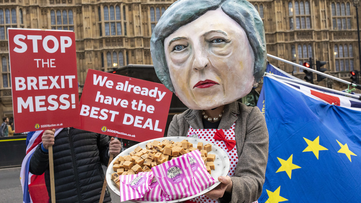 Тереза Мэй предложила депутатам-тори пряник: Одобрение сделки по Brexit в обмен на её отставку летом