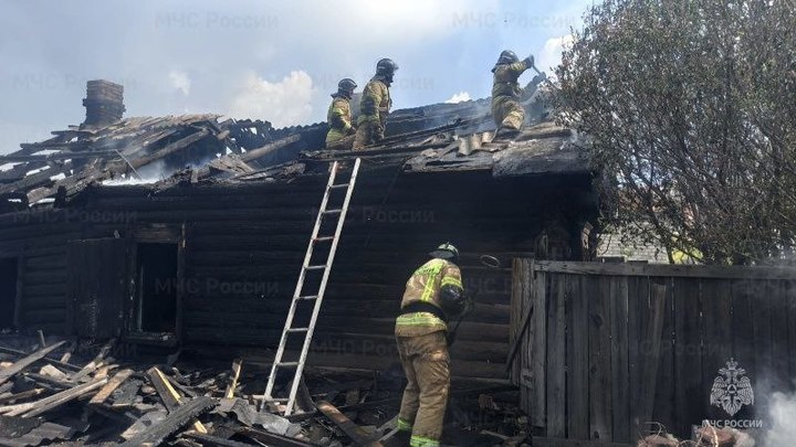 Три пожарные части отстояли от огня частные дома на Кастринской в Чите