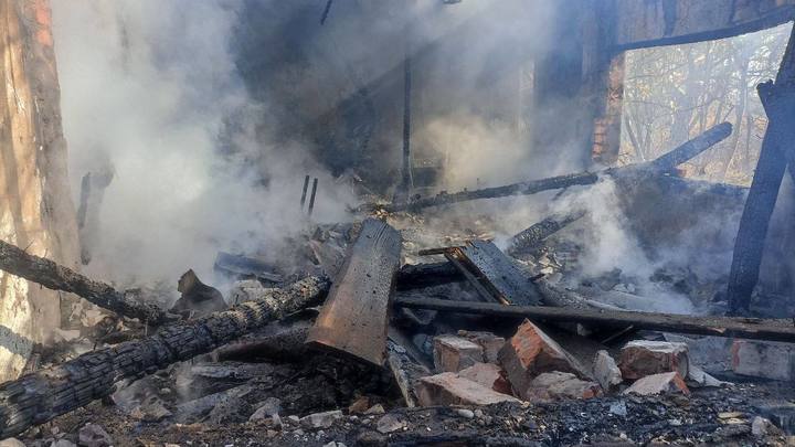 Заброшенный дом сгорел в Кавказском районе