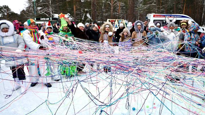 В Кузбассе сплели яркую шаль для мамы-йети