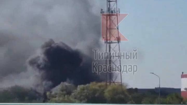 В районе Ростовского шоссе в Краснодаре загорелся мусор