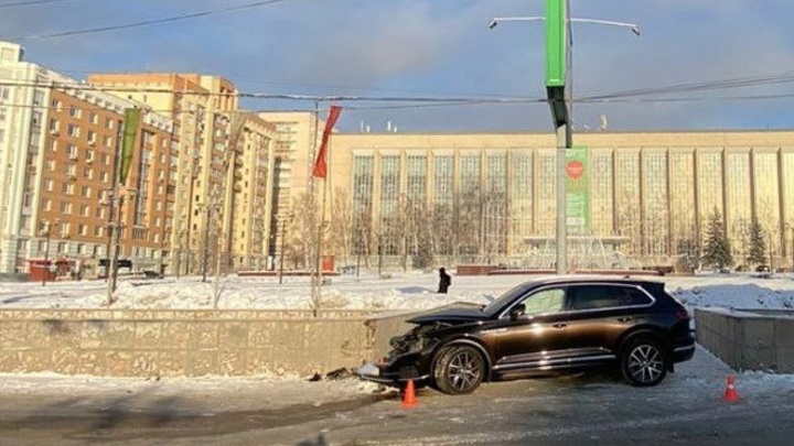 Volkswagen Touareg врезался в ограждение подземного перехода напротив ГПНТБ в Новосибирске