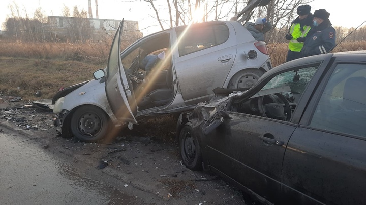 В Новосибирске водитель Тойоты выехал на встречную и погиб в тройном ДТП