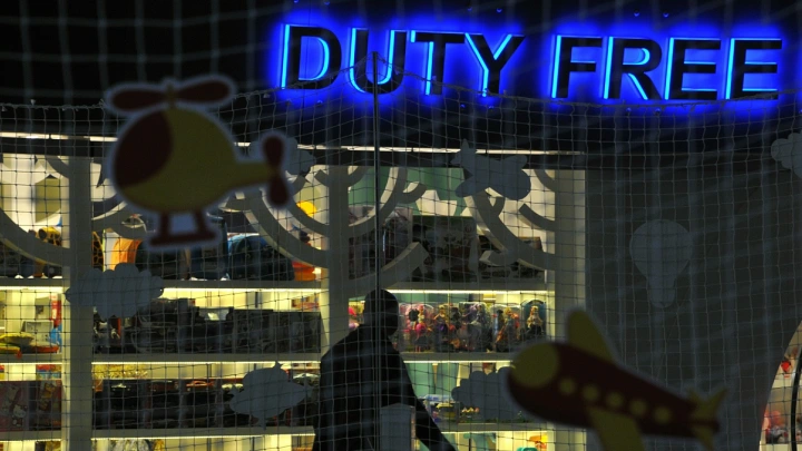 Потерялась в duty free: пропустившая рейс туристка требует у аэропорта миллион