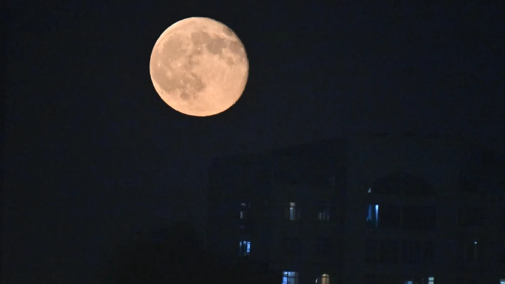 Астрономы раскрыли загадку появившихся на Луне символов X и V