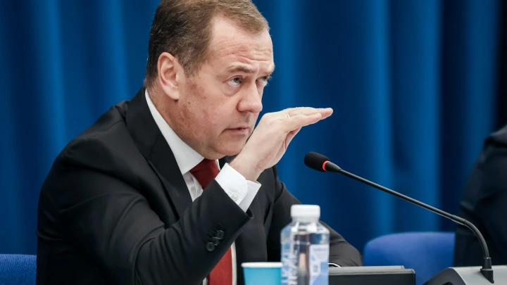 Подумай дважды, нацист!: Медведев ответил Мерцу на призыв ударить по Крымскому мосту