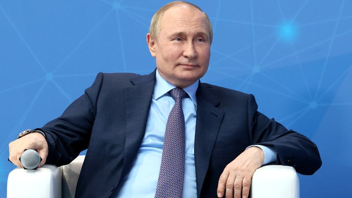 Путин: Будущее России - это семья с двумя, тремя и большим количеством детей