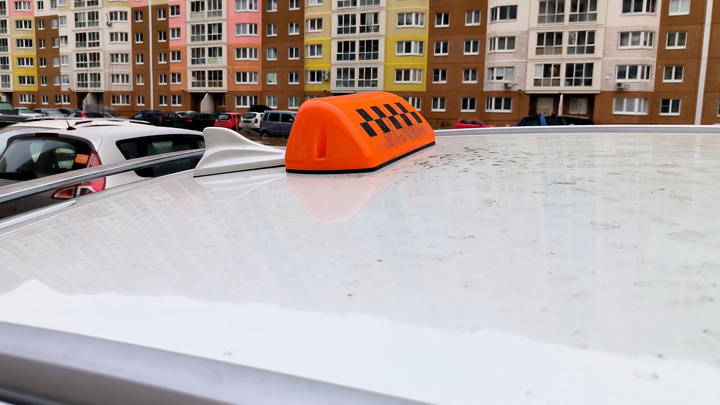 Затолкали в машину, угрожали оружием: мигранты снова похитили прохожего в Петербурге ради денег