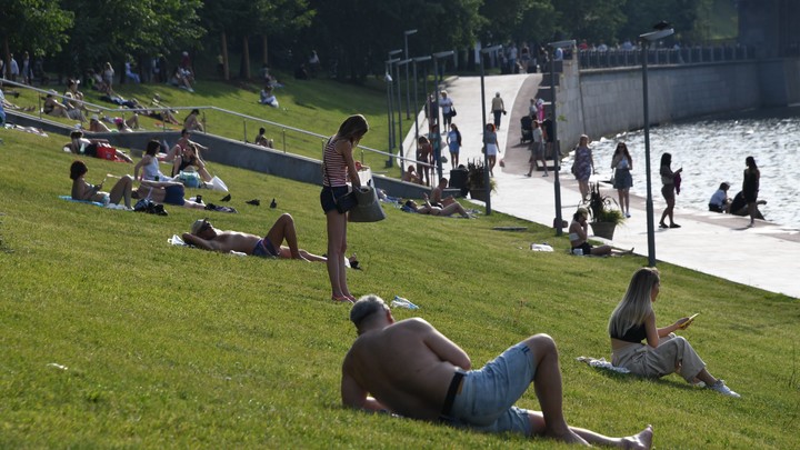 Санитарные врачи призвали сократить всем рабочий день из-за жары в Свердловской области