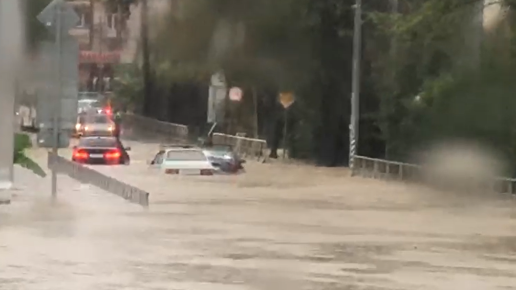 Что произошло в сочи вчера. Потоп в сочи. Адлер вчера стихия. Сочи затопило 2022. Чп сочи сегодня последние свежие.