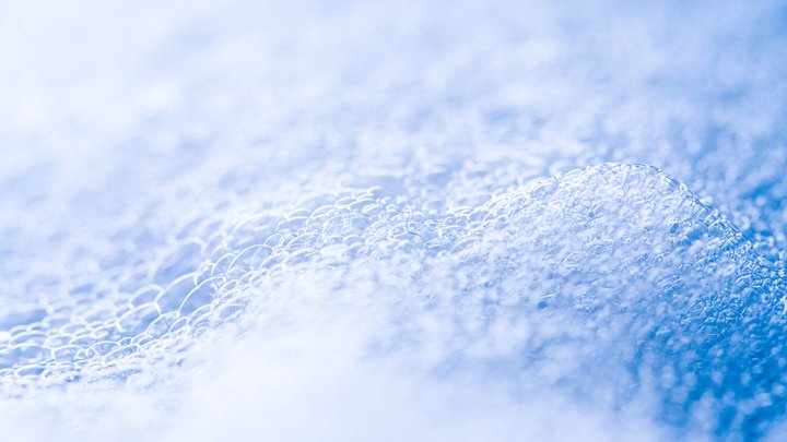 Петербургу устроили полный Мойдодыр: Пеной завалило шоссе и реку