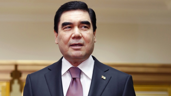 Президент Туркменистана показал министрам, как поднимает золотую штангу - видео
