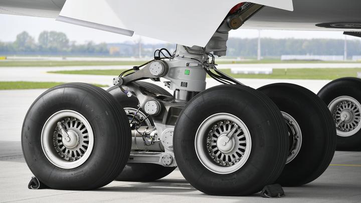 Колёса шасси лопнули во время посадки пассажирского самолёта в Якутии: На борту 25 человек