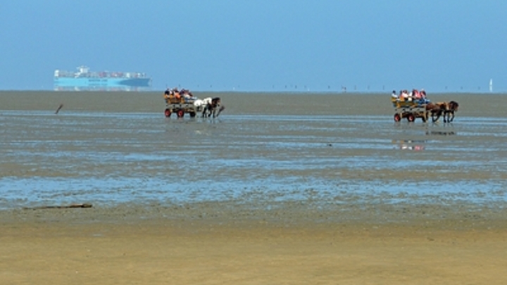 Британцев перепугал парящий над домами танкер