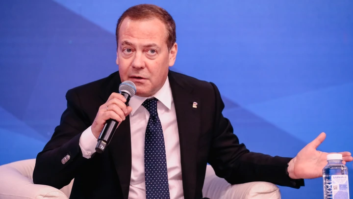 Медведев: Зеленский устроил цирк для СМИ, изобразив звонок Макрона на брифинге