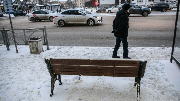 Госдума решила не запрещать курение на остановках и возле подъездов