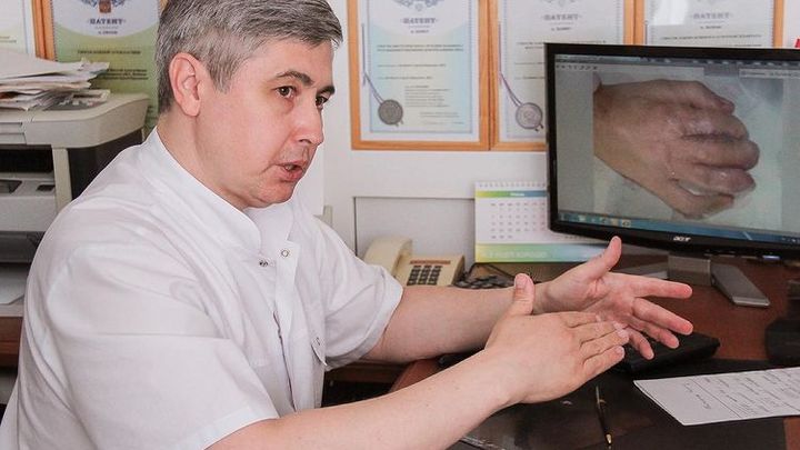 В Краснодаре врачи восстановили девочке три пальца из тканей живота