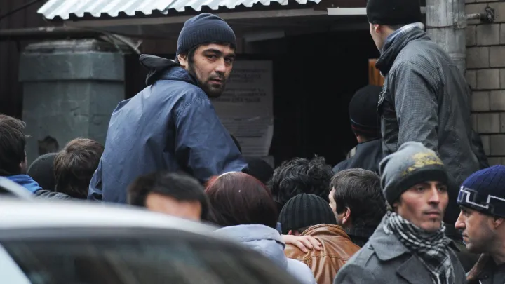 Мигранты с битами взяли штурмом вокзал в русском городе. Их признали обычными хулиганами